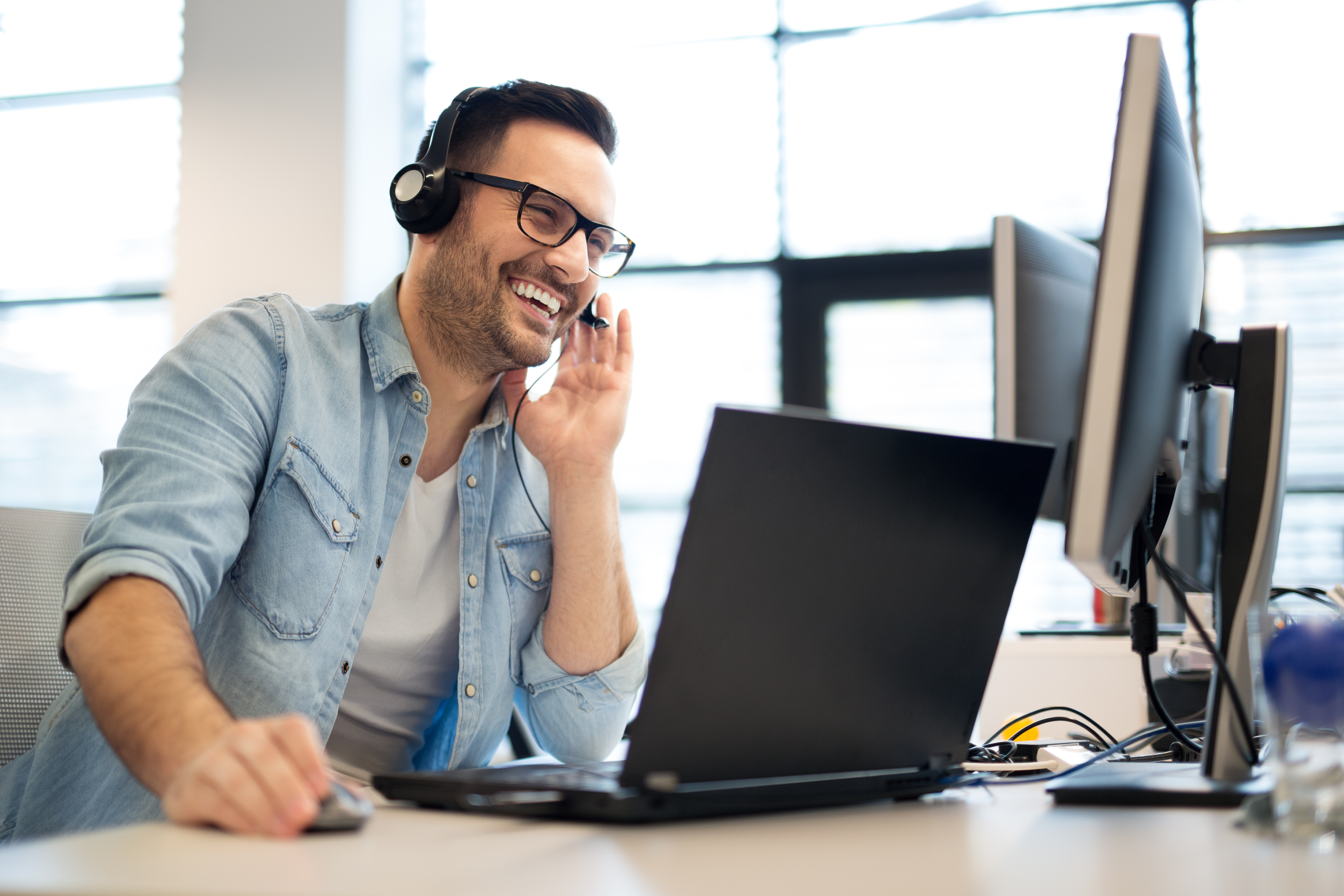 Guy-Headphones-Smiling-Laptop (1)